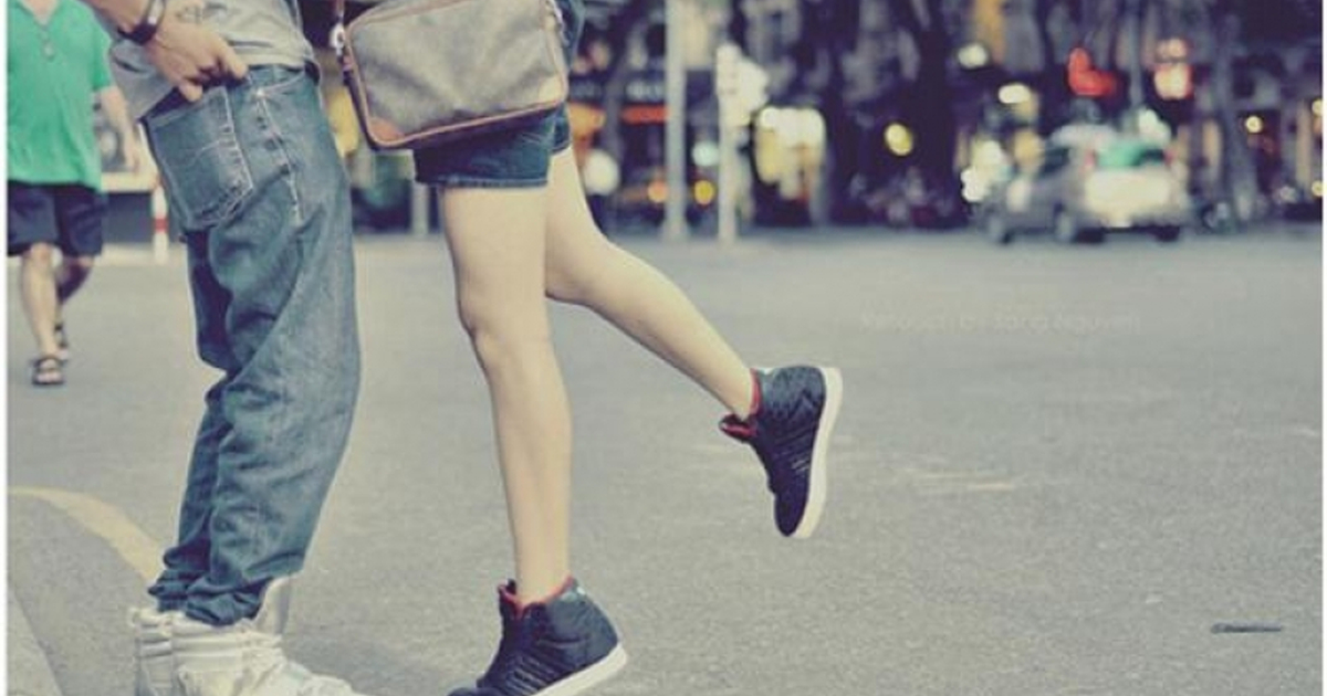 Пара стоя. Парень целует девушку на улице. Поднимаю ноги при поцелуе. Целовать женские ноги. Поднимаю ноги при поцелуе.