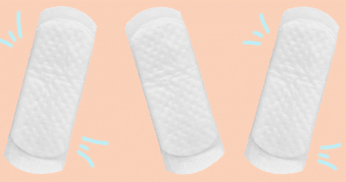 Как женщина одевает прокладку. Прокладки в руках. Девушка с прокладкой. Прокладки женские, мужские, урологические. Одевает прокладку.