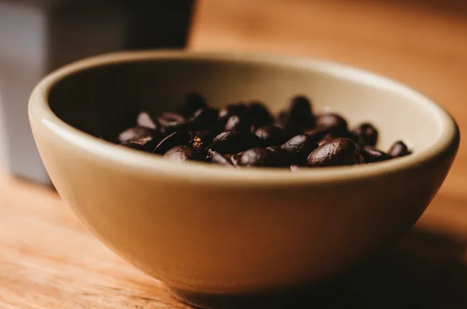 ყავისგან დასამზადებელი 5 ნიღაბი, რომლებიც ძვირად ღირებულ სალონურ პროცედურებს ჩაანაცვლებს