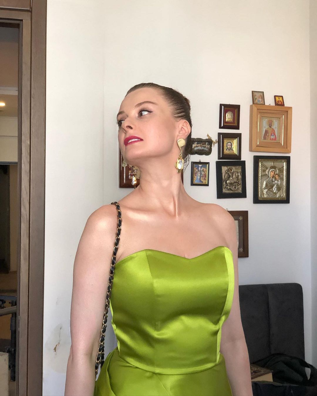 "აი, რა არის სილამაზე" - ნინო გაჩეჩილაძის ახალი ფოტოები გადასაღები მოედნიდან