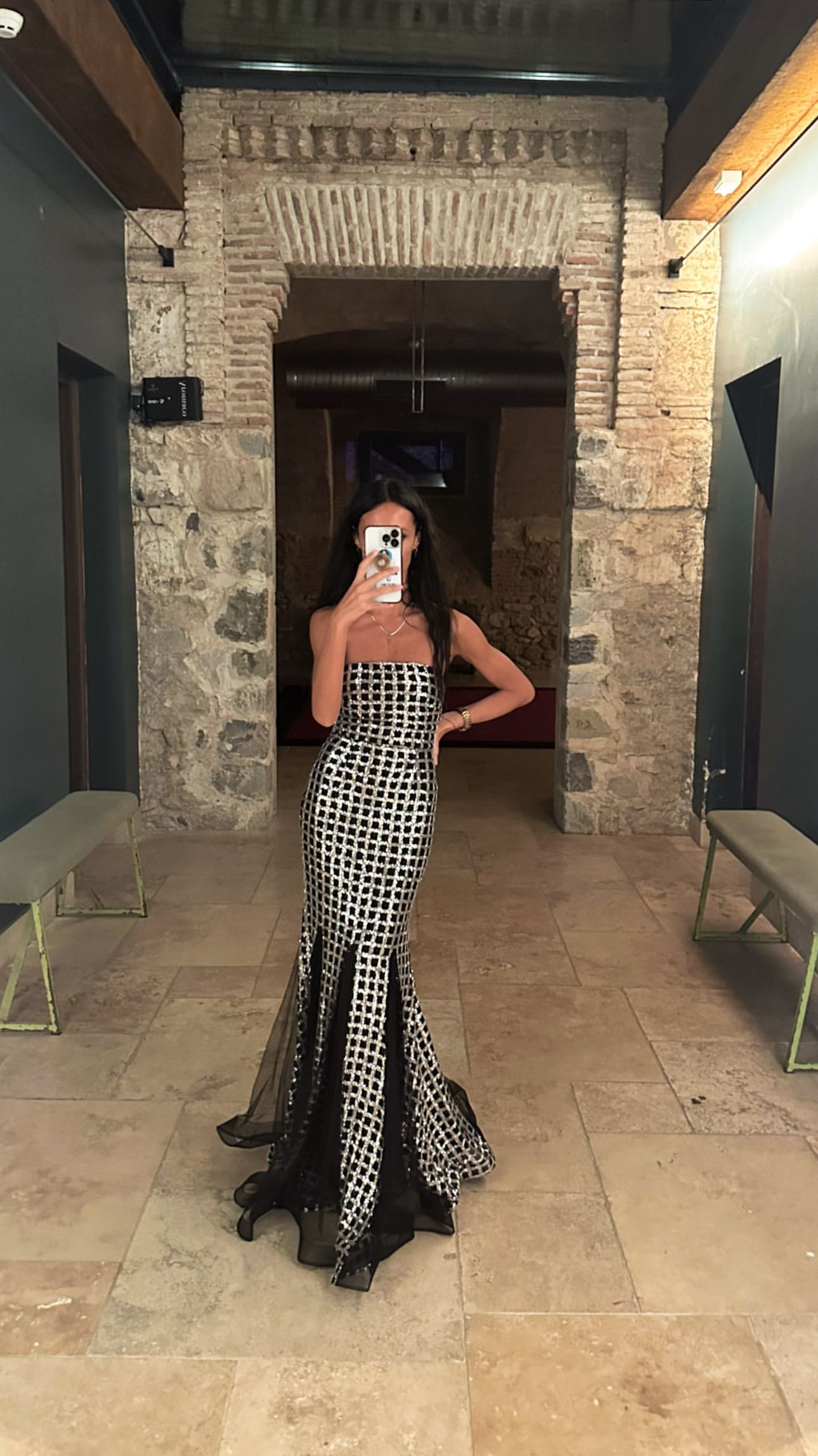 "ზღაპრული რუსკა" - რუსკა მაყაშვილი უმშვენიერეს ვერცხლისფერ კაბაში ბრწყინავს