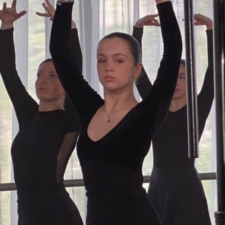 "საამაყო დედა-შვილი" - თეა დარჩიას უმცროსი ქალიშვილი, მშვენიერი იოანა, რომელიც დედის ასლია და მის გზას აგრძელებს